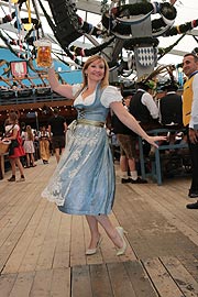 Schauspielerin Gabrielle Odinis im Dirndl von Alpenmädel (Claudia Nowka)